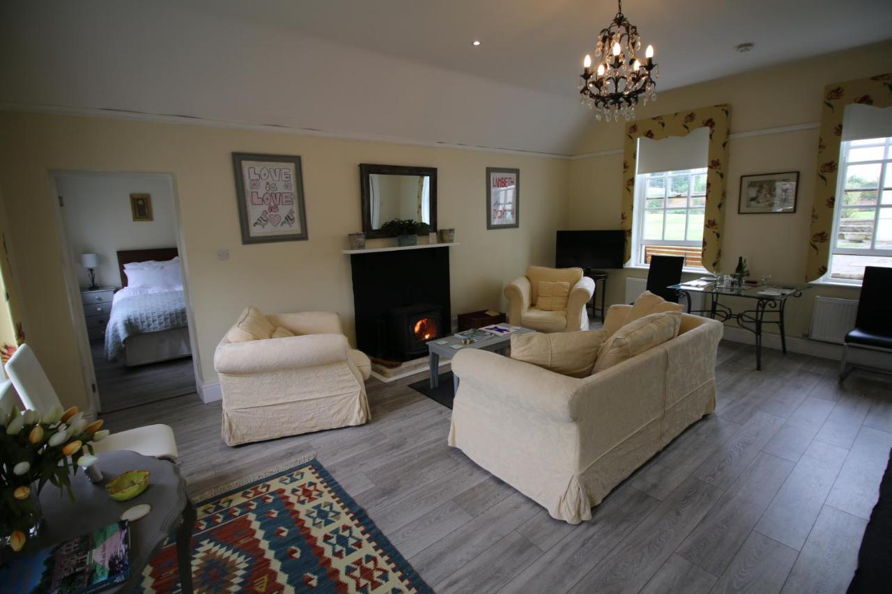Prince Hill Cottages Worton  外观 照片